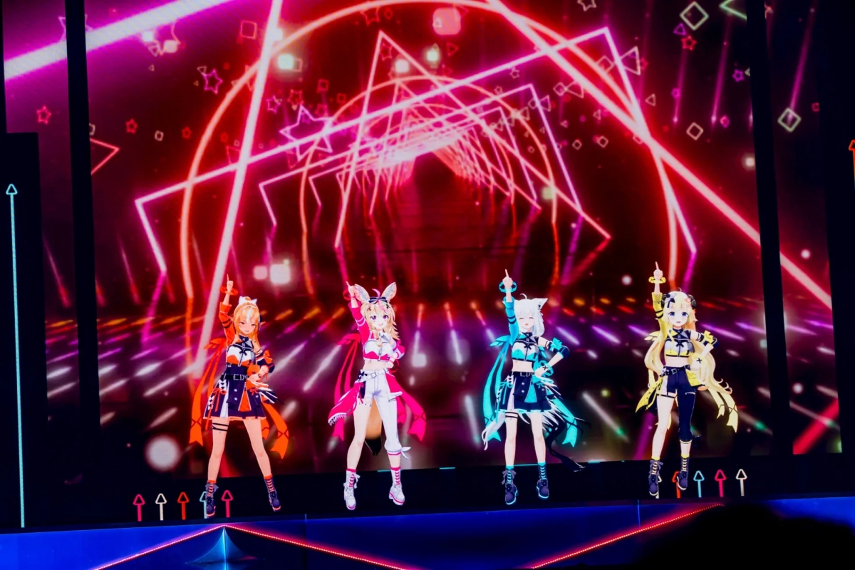 4人のバーチャルアイドルが、ネオンライトが輝くステージでパフォーマンスを披露している