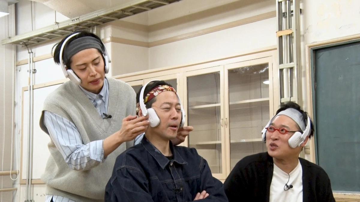 美顔器を体験する東野さんと山里さん