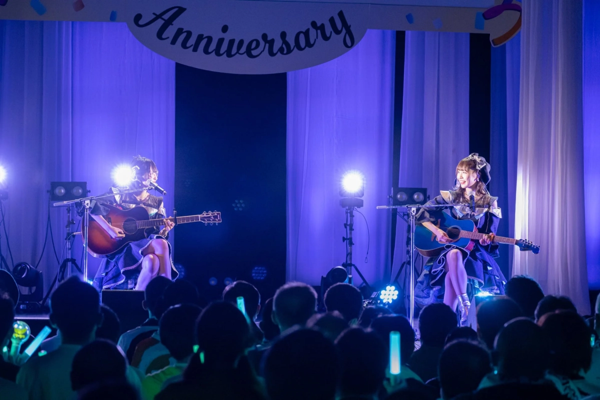 ステージでギターを演奏するメンバー