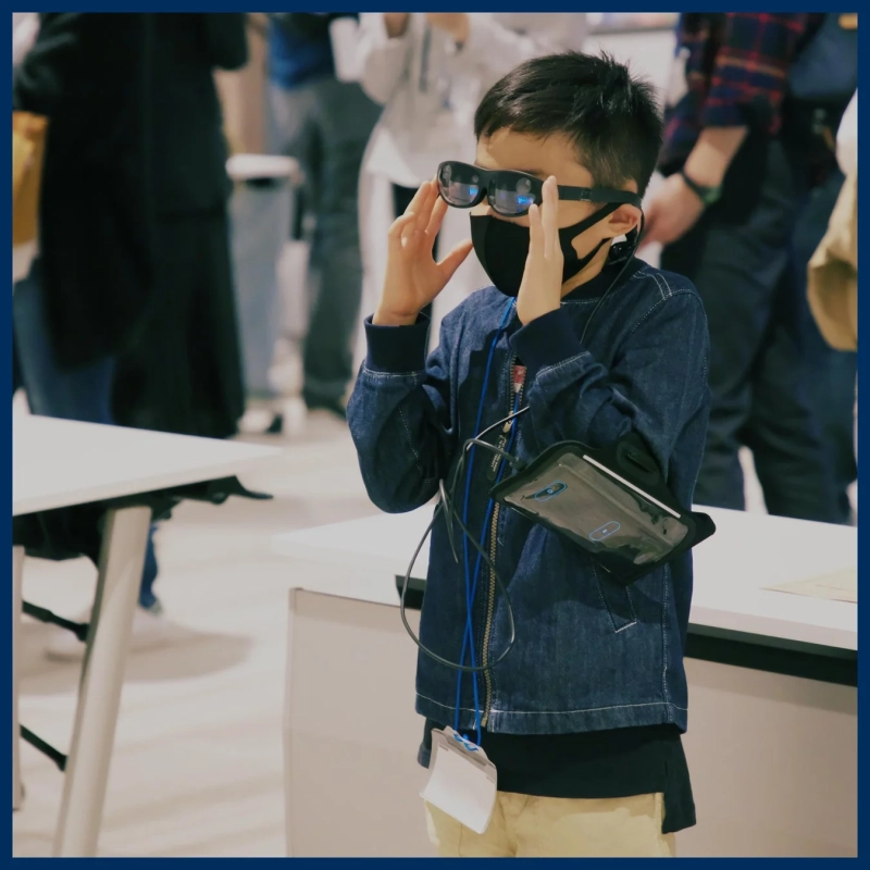 ARグラスを装着して体験する子供