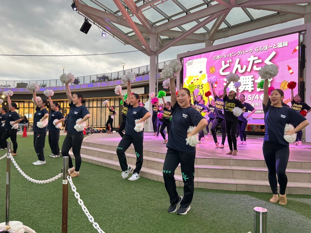 チアダンスのパフォーマンス
