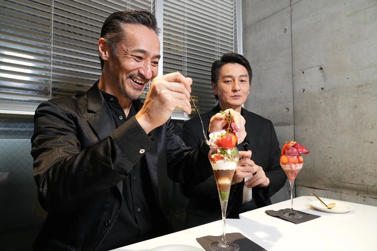 パフェを楽しむ山口祥行さんと見守る本宮泰風さん