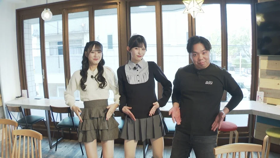 カフェのような屋内でポーズを取る3人