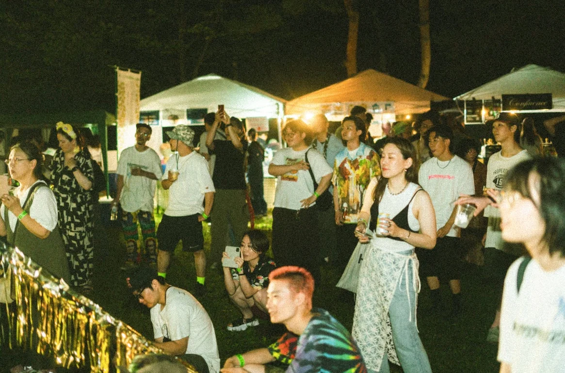 夜の屋外フェスで賑わう人々