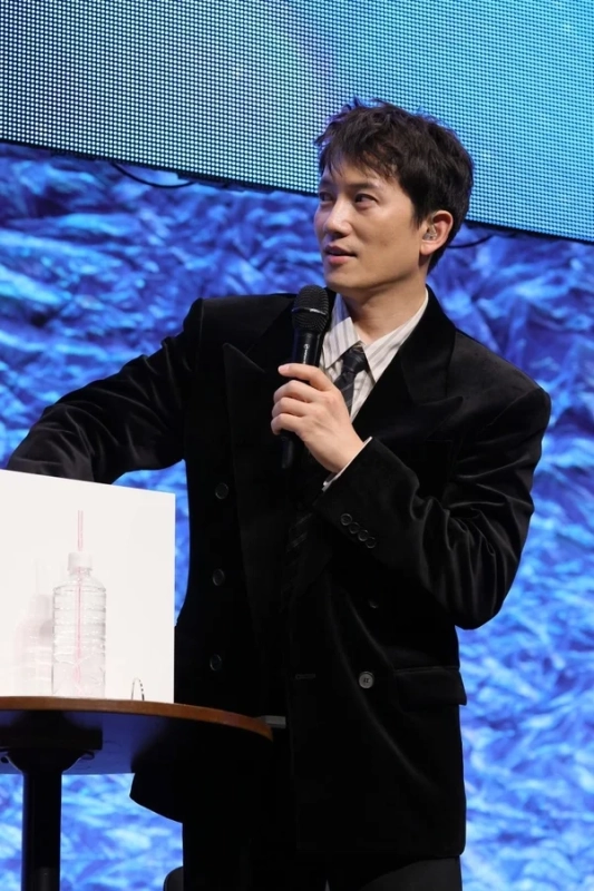 マイクを持って話すチソンさん