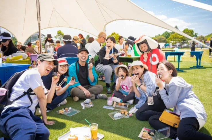 ピクニックを楽しむ人々