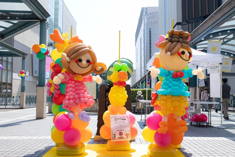 商業施設の広場に飾られた大きなバルーンアートのキャラクター像