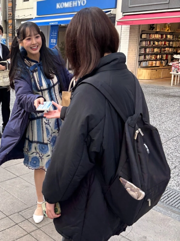 街中でティッシュを配るSTU48メンバー