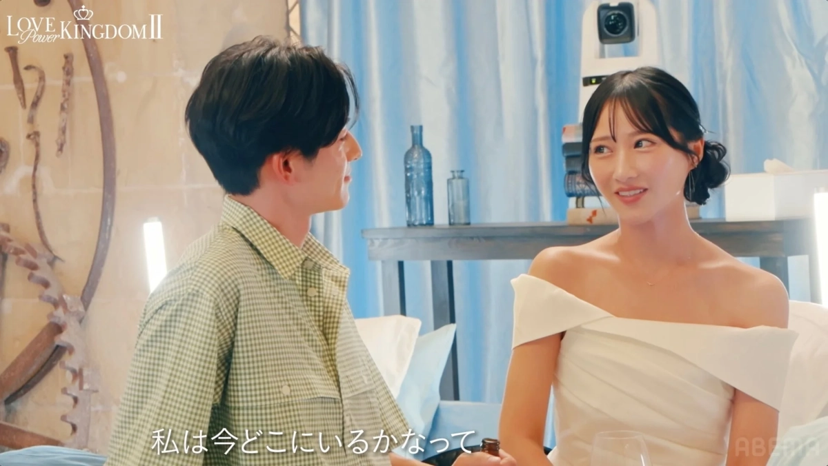 カップルが笑顔で会話している画像