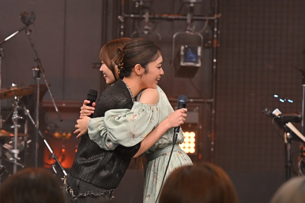 中西アルノさんと吉柳咲良さんのハグ