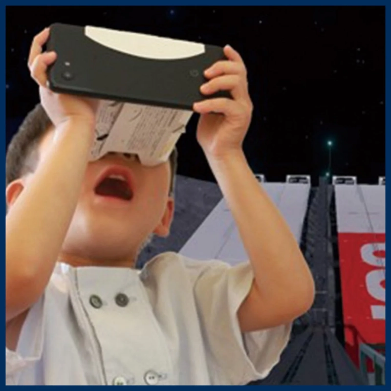 VRゴーグルで月面都市を体験する子供