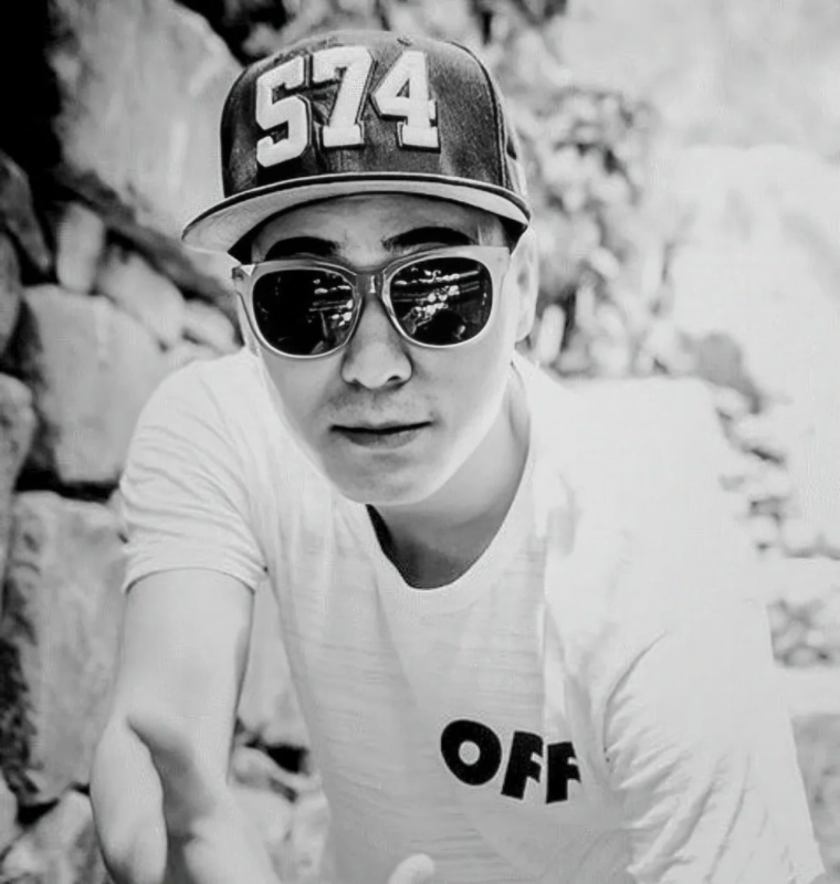 若い男性のモノクロポートレート