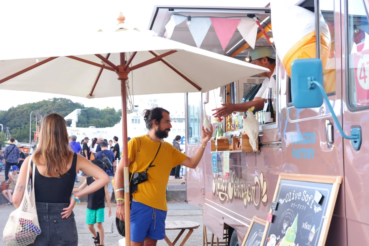 オリーブソフトのフードトラック