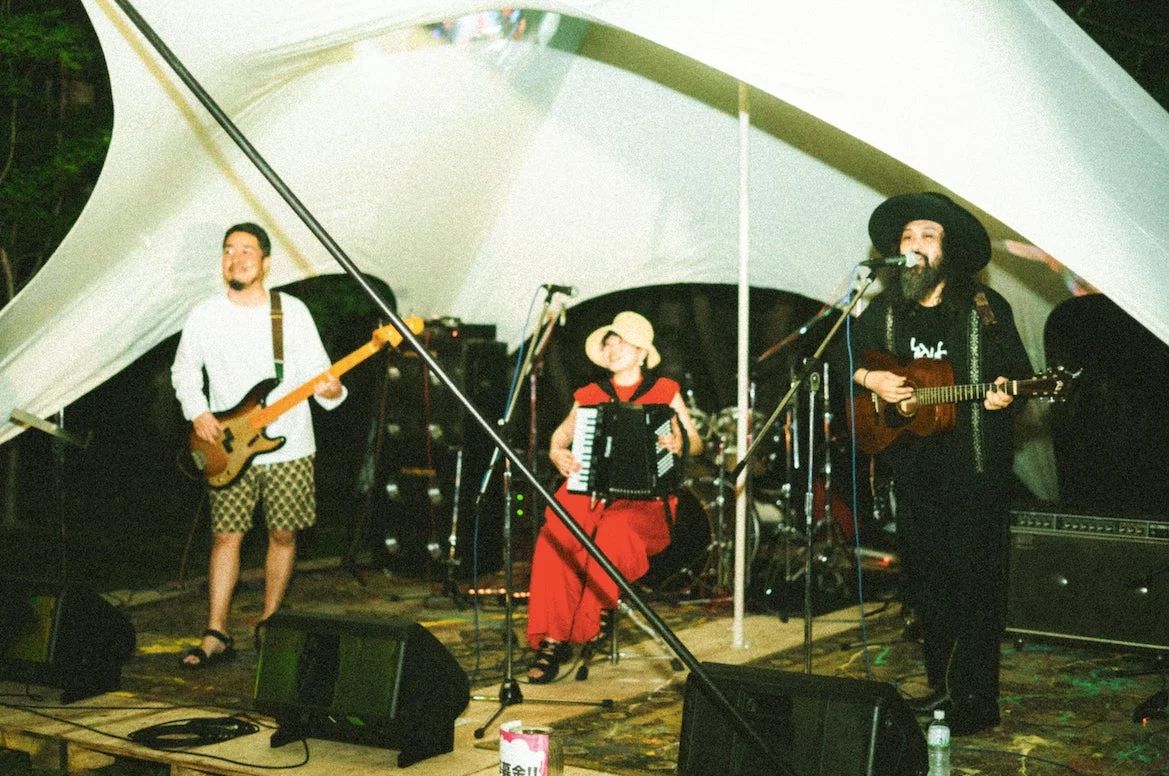テントの下で演奏するバンド