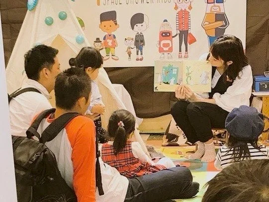 巨大絵本読み聞かせ