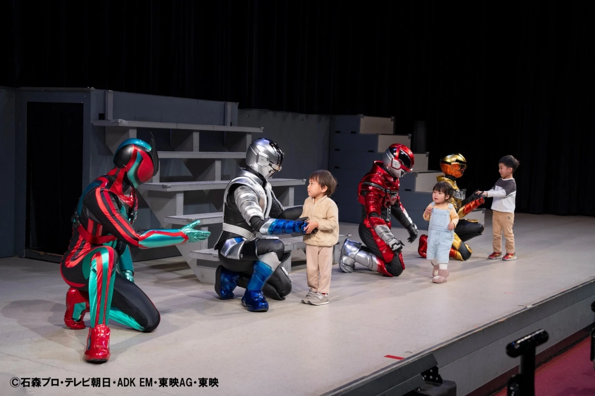 ステージ上で子供たちと触れ合うヒーローたち