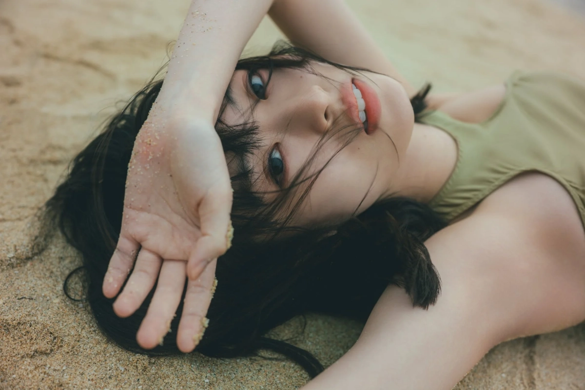 砂浜に横たわる井本彩花さん