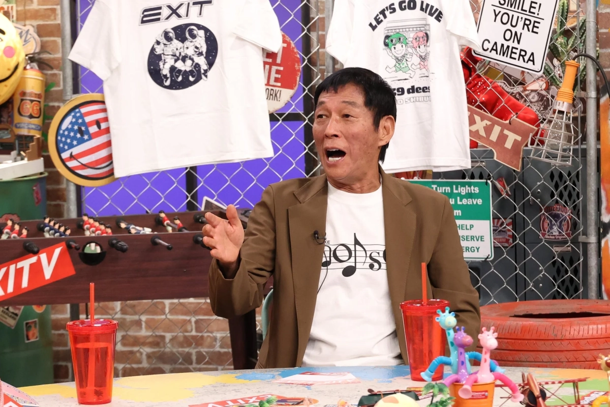 明石家さんまさんが身振り手振りを交えて熱く語る様子