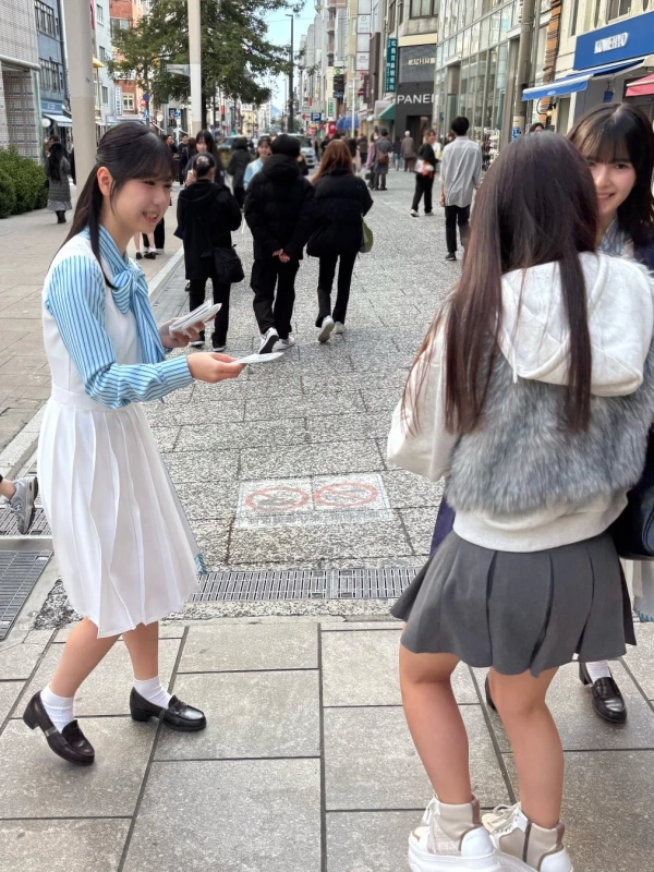 街角でフライヤーを配布するSTU48メンバー