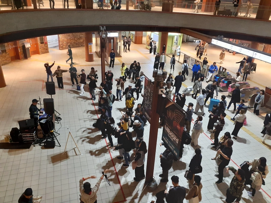 馬車道駅改札内DJライブ