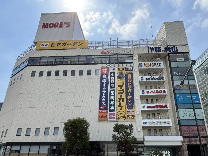 「MORE'S」の看板が目立つ複合商業施設。