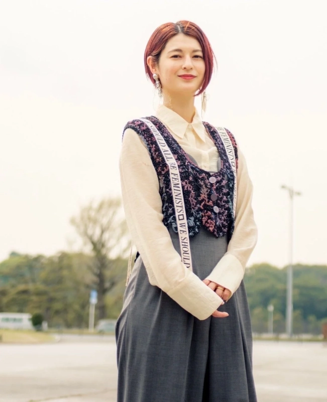 「WE SHOULD ALL BE FEMINISTS」のメッセージが印象的な女性のポートレート