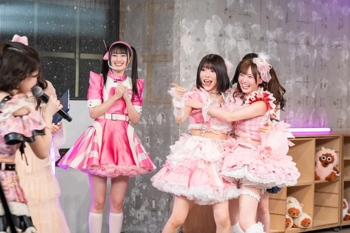 ステージでパフォーマンスするアイドルたち