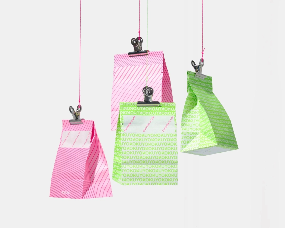 カラフルな紙袋が吊るされた「好奇心狩り」のイメージ