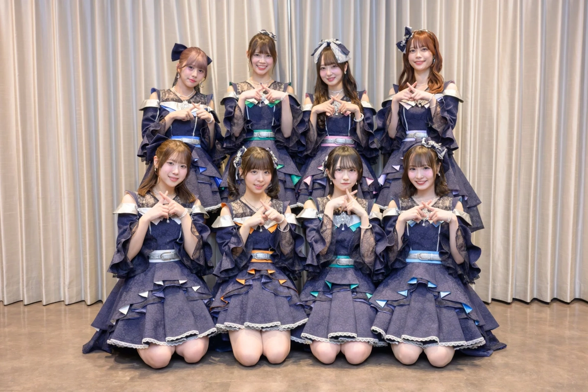 8人全員でポーズをとるラフ×ラフ