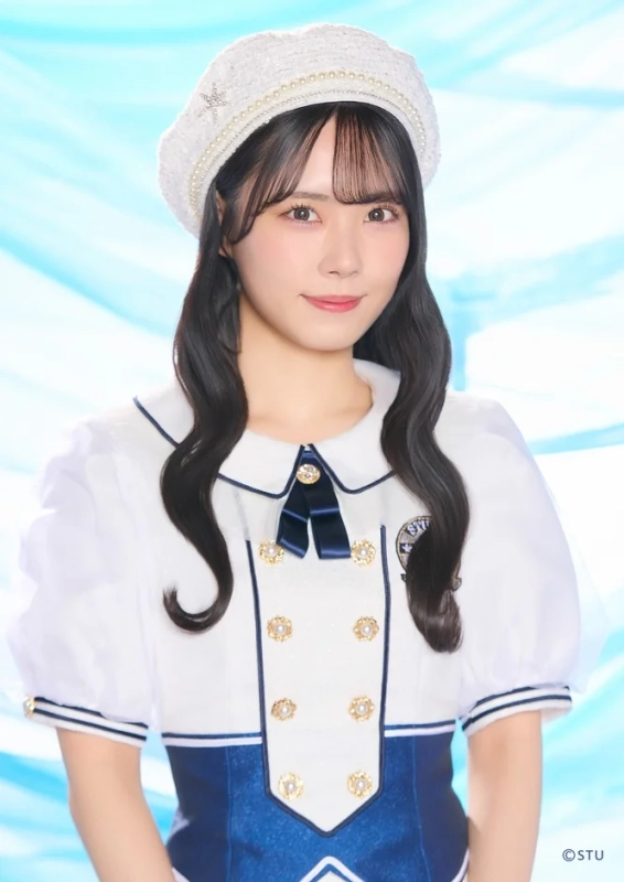 白いベレー帽とセーラー服風衣装の女性アイドル
