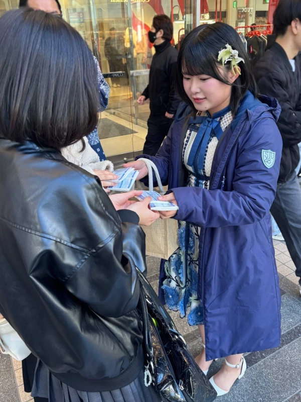 ショッピング街でファンと交流するSTU48メンバー