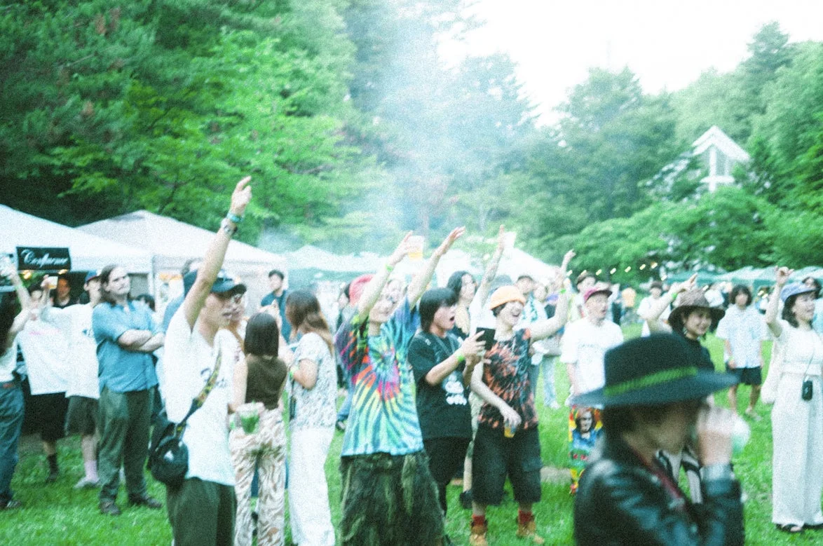 屋外フェスで盛り上がる観客