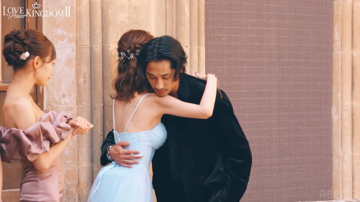 抱擁するカップル