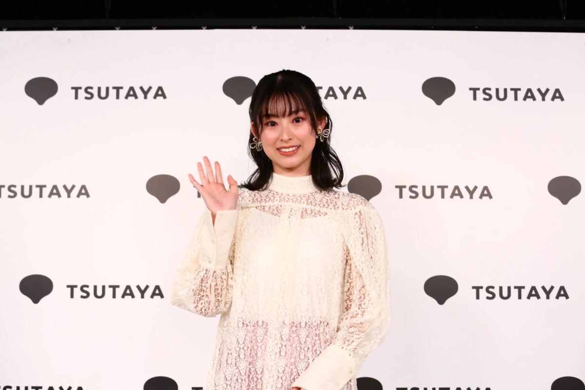 笑顔で手を振る井本彩花さん