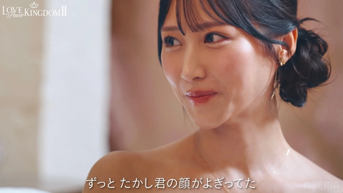 オフショルダーの女性が優しい表情で横を向いている画像