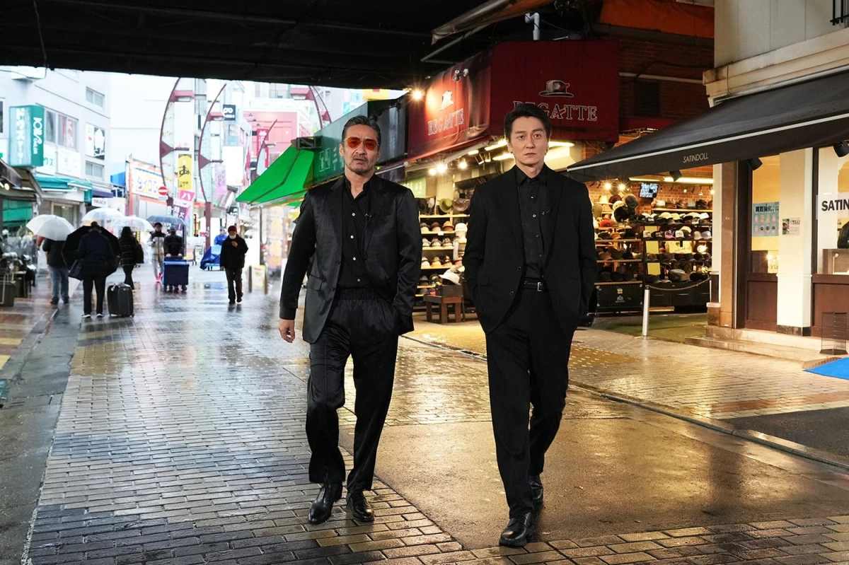 夜の商店街を歩く本宮泰風さんと山口祥行さん