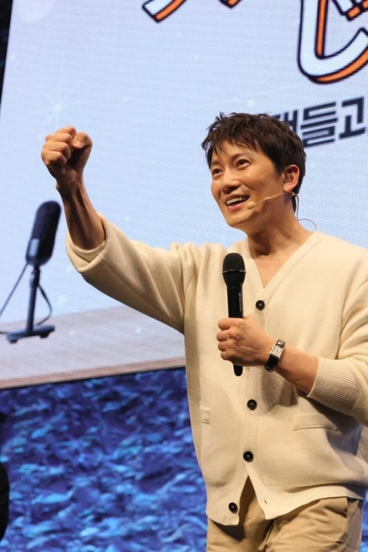 笑顔で拳を突き上げるチソンさん