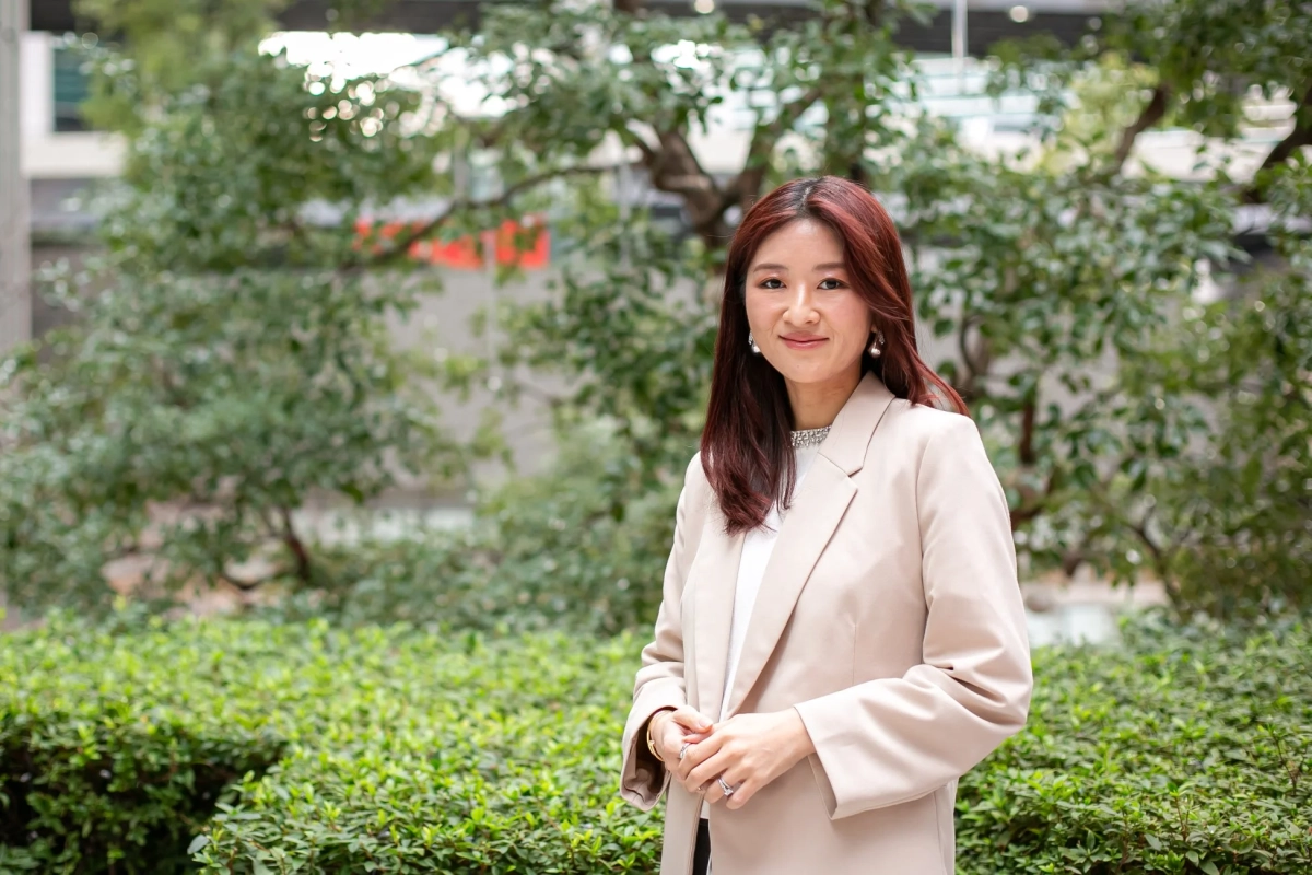 イベント会場で笑顔を見せる女性