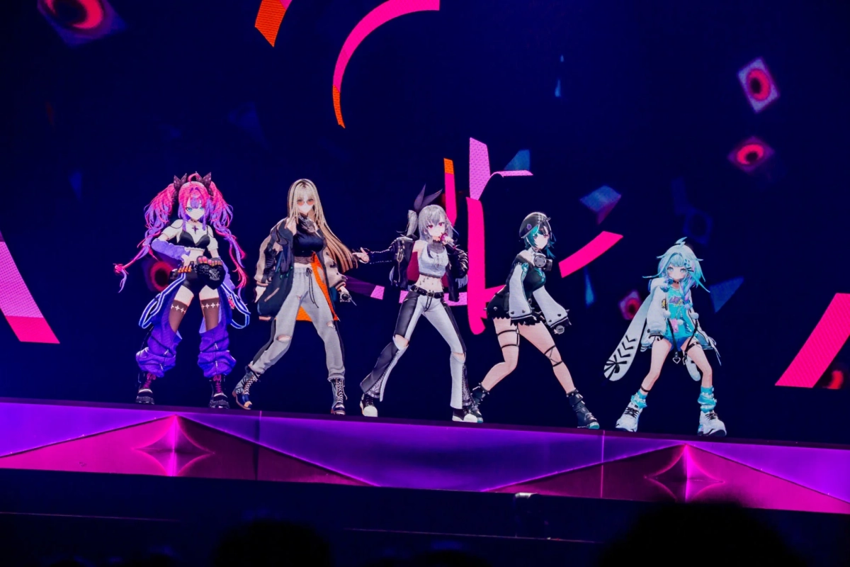 5人のバーチャルアイドルが、鮮やかな照明とデジタルエフェクトが施されたステージでパフォーマンスを行っている様子