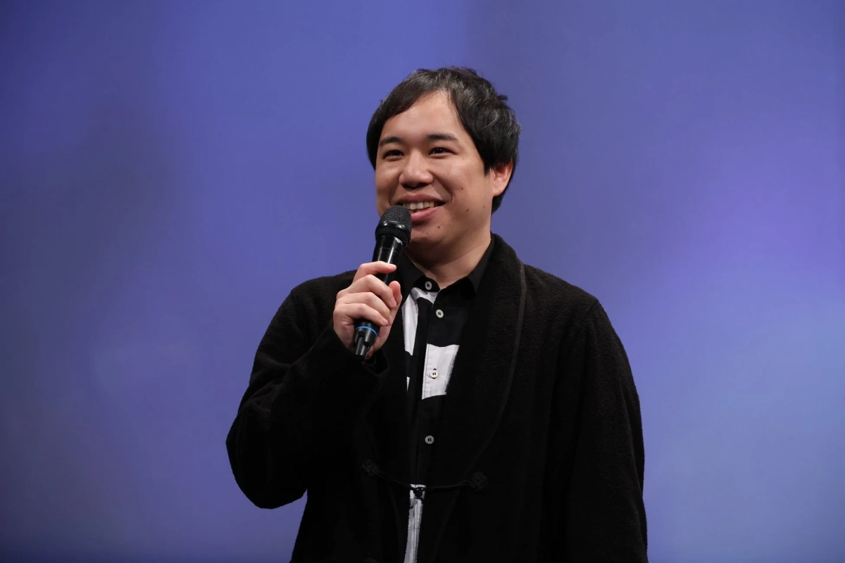 マイクを手に話すせいやさん