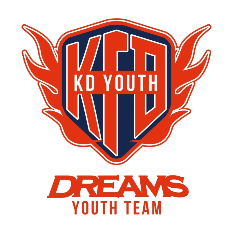 炎のような翼のデザインが施された盾形のエンブレムで、「KD YOUTH」と「DREAMS YOUTH TEAM」の文字が描かれたロゴです。赤、紺、白を基調とした、若者向けスポーツチームのロゴマークと考えられます。