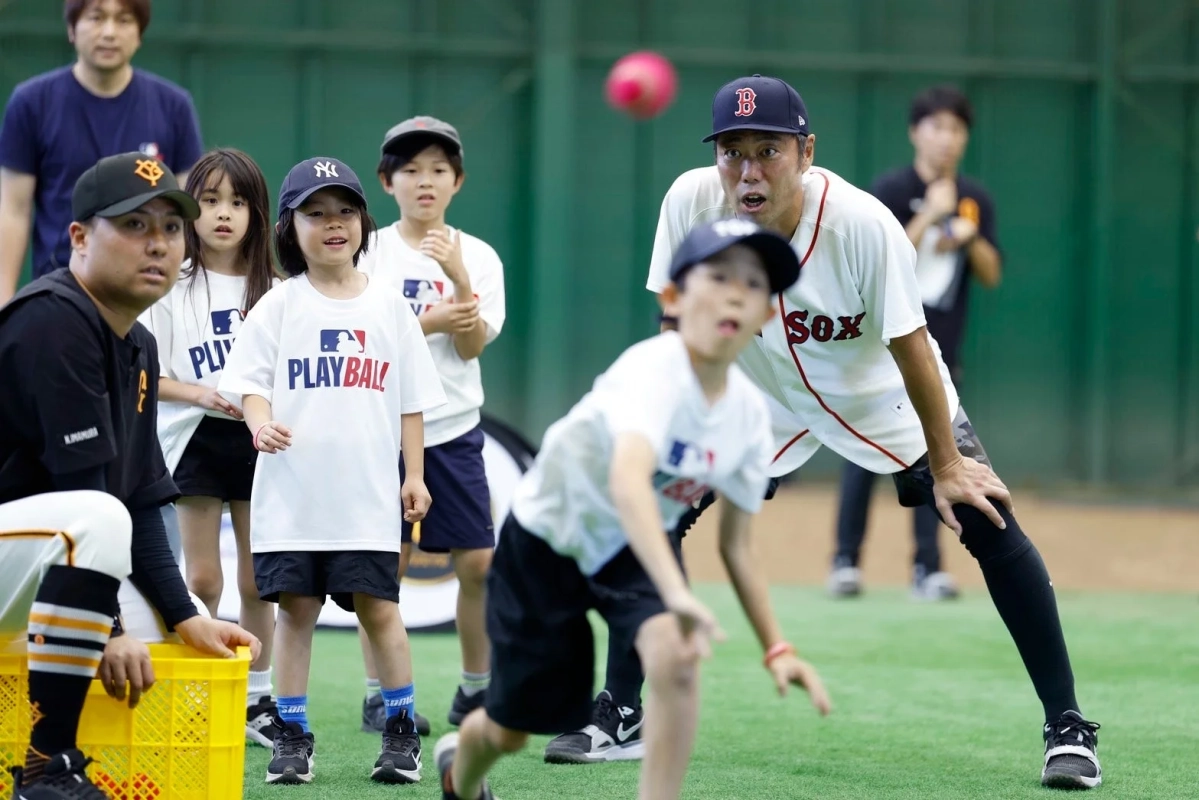 屋内練習場で指導を受ける子どもたち