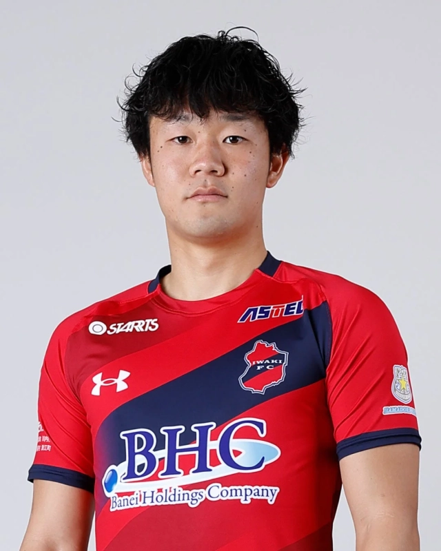 赤いサッカーユニフォームを着用した男性のバストアップ写真