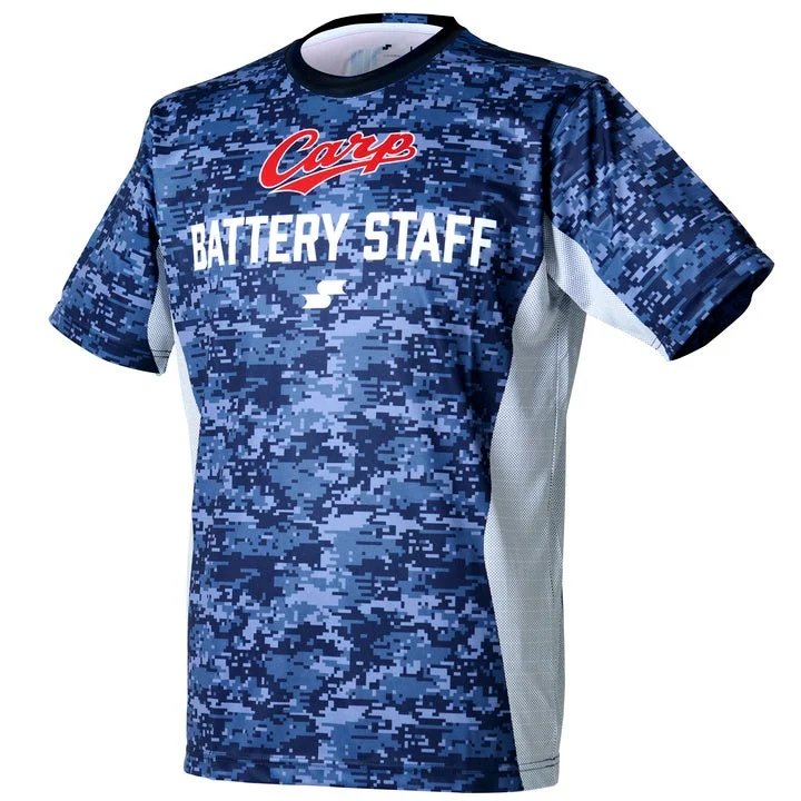 青いデジタルカモフラージュ柄の半袖Tシャツで、「Carp」と「BATTERY STAFF」の文字がプリントされています。