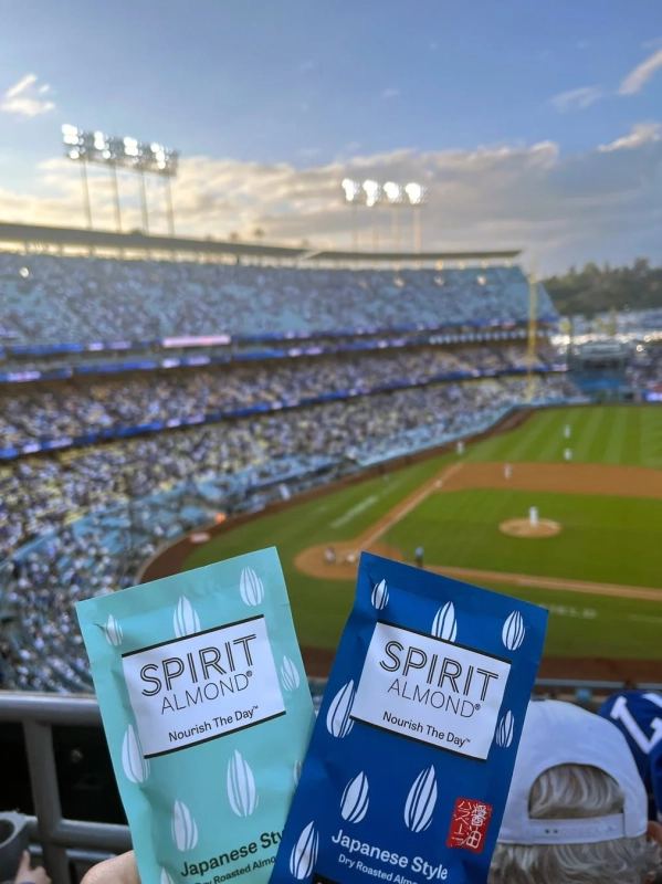野球場でSPIRIT ALMONDを楽しむ様子
