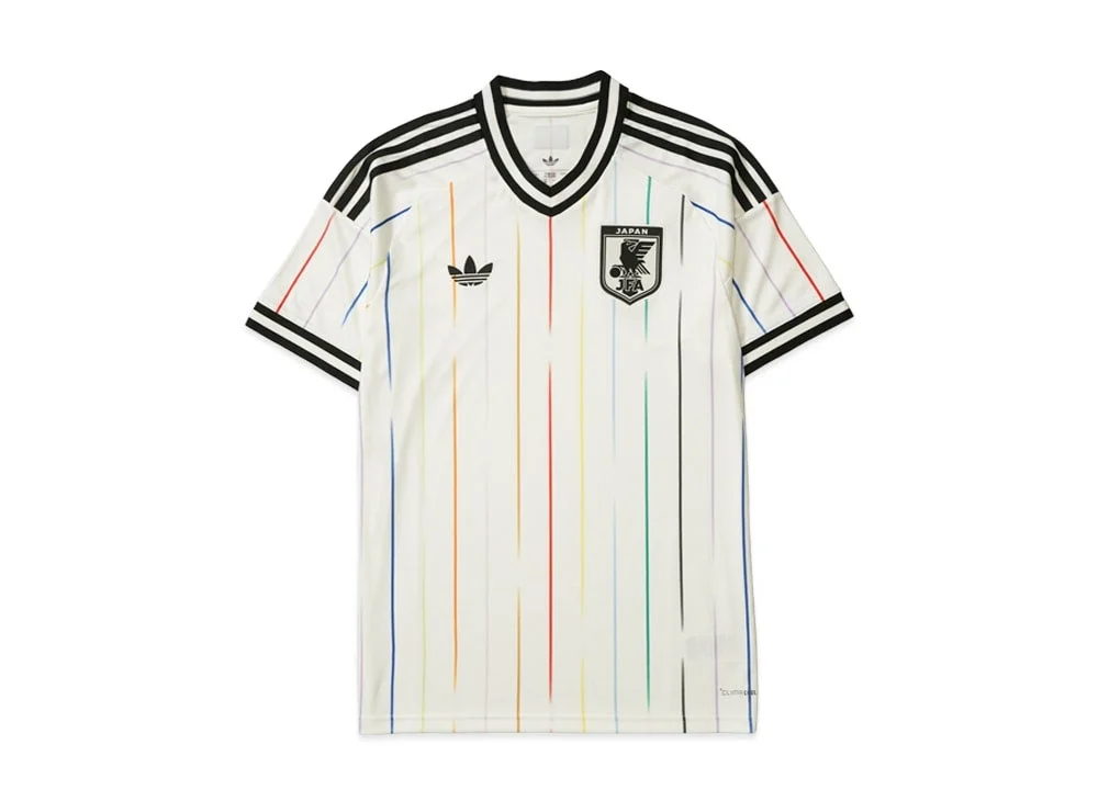 白いアディダスのサッカー日本代表ユニフォーム