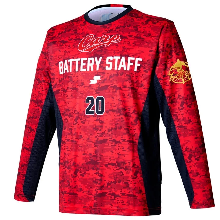 広島東洋カープのロゴと「BATTERY STAFF 20」の文字が入った、赤色のデジタル迷彩柄長袖トレーニングウェア