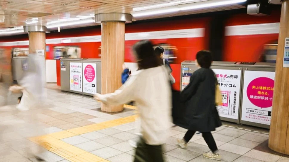 地下鉄駅の電車と広告