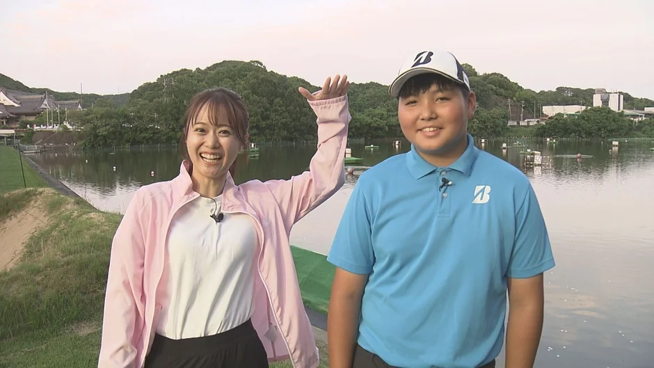 ゴルフ練習場で笑顔の少年