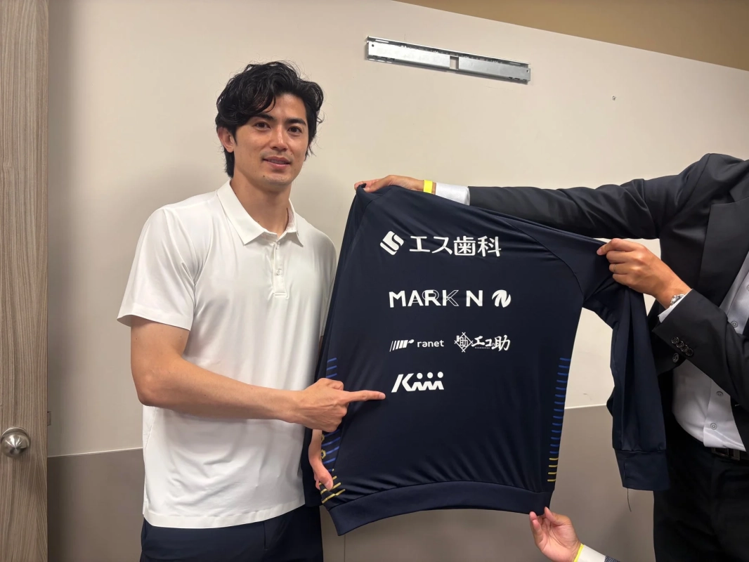 ユニフォームとスポンサーロゴ